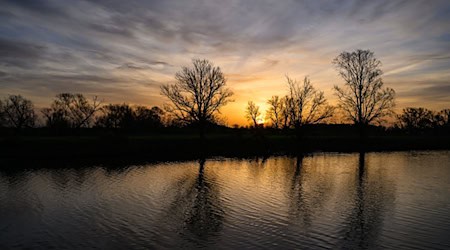 Die Sonne geht über Brandenburg auf, und die nächtliche Wolkendecke lockert auf. (Archivbild) / Foto: Patrick Pleul/dpa/ZB
