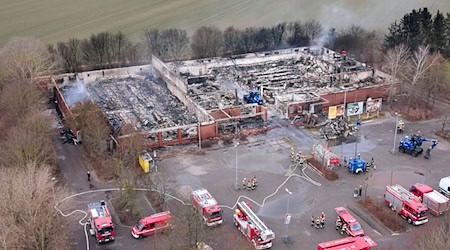 Zwei Jugendliche könnten für den Brand des Supermarktes verantwortlich sein. (Archivbild) / Foto: Michael Ukas/dpa