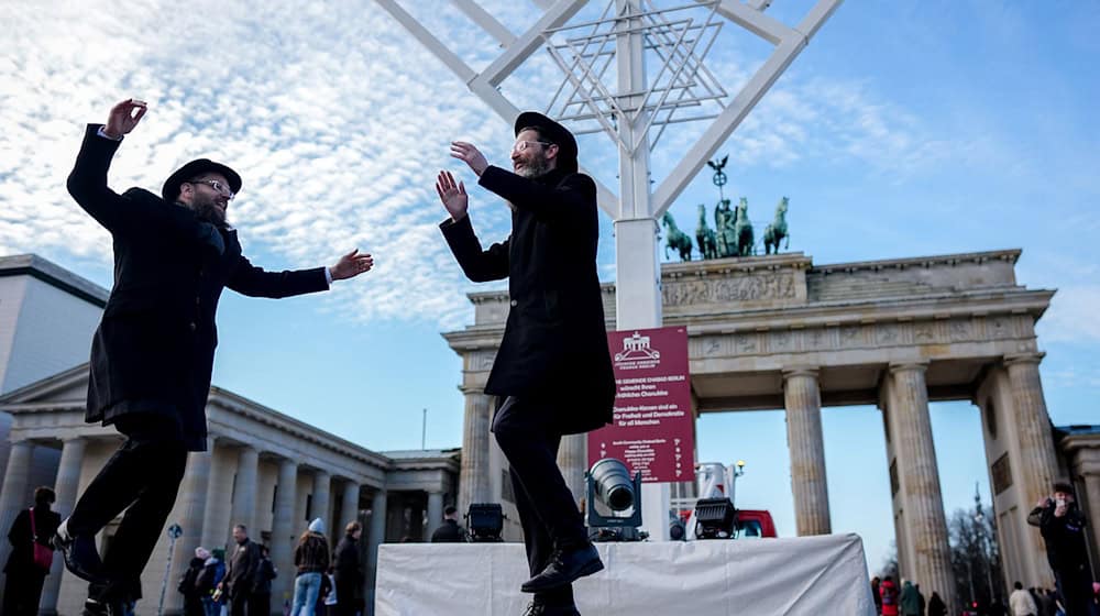 Eingeweiht: Der Chanukka-Leuchter am Brandenburger Tor / Foto: Kay Nietfeld/dpa