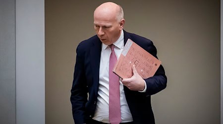 Berlins Regierender Bürgermeister Kai Wegner (CDU) musste sich im Abgeordnetenhaus viel Kritik anhören.  / Foto: Christoph Soeder/dpa