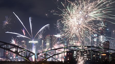 Gut jeder fünfte Bundesbürger will laut einer neuen Umfrage zum Jahreswechsel privates Feuerwerk zünden. (Archivbild) / Foto: Boris Roessler/dpa