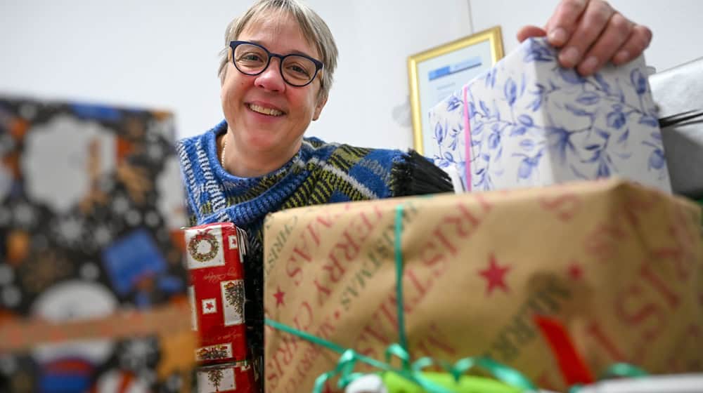 Die Päckchen sind für Obdachlose bestimmt, die Weihnachten im Franziskaner-Kloster feiern. / Foto: Jens Kalaene/dpa