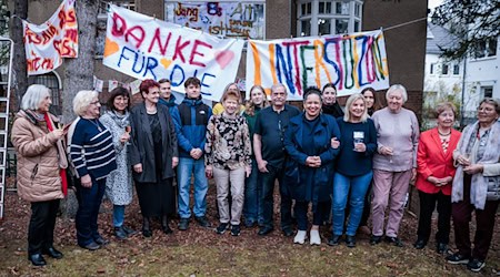Vor 13 Jahren wurden sie als Hausbesetzer bekannt, nun haben die Senioren wohl auch längerfristig Sicherheit über den Fortbestand der Begegnungsstätte «Stille Straße».  / Foto: Carsten Koall/dpa