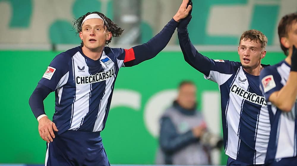 Herthas Fabian Reese (l) trifft gegen seinen früheren Verein Fürth. / Foto: Daniel Karmann/dpa