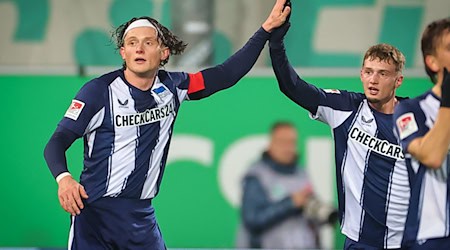 Herthas Fabian Reese (l) trifft gegen seinen früheren Verein Fürth. / Foto: Daniel Karmann/dpa