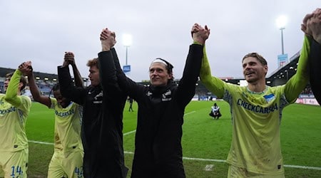Die Berliner um ihren Kapitän Reese (2.v.r.) wollen auch im Pokal feiern.  / Foto: Marcus Brandt/dpa