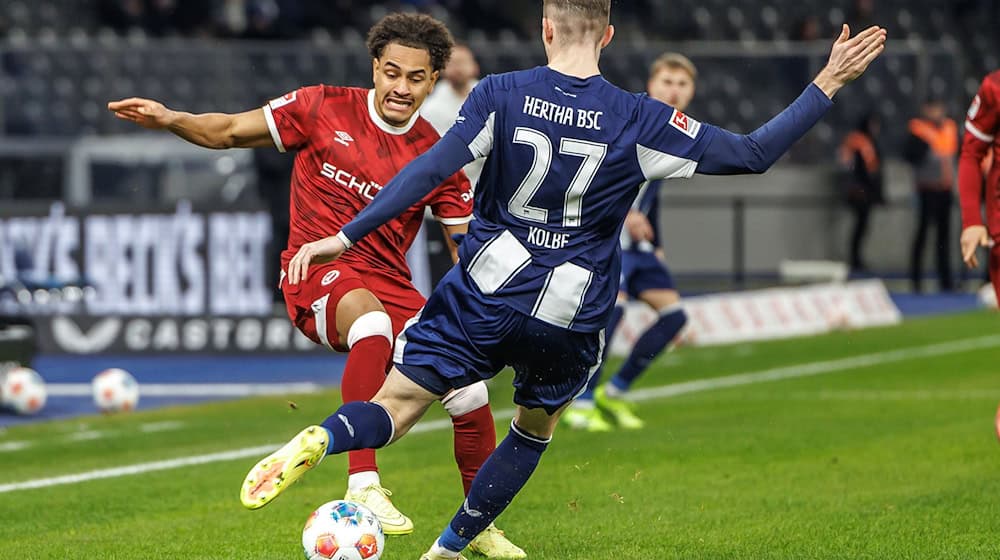 Herthas Niklas Kolbe dürfte den Rückrundenauftakt verpassen.  / Foto: Andreas Gora/dpa