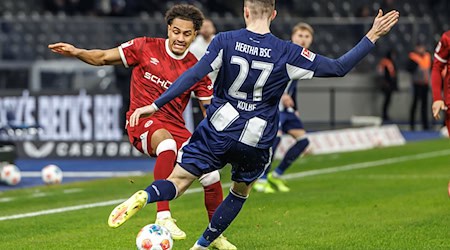 Herthas Niklas Kolbe dürfte den Rückrundenauftakt verpassen.  / Foto: Andreas Gora/dpa