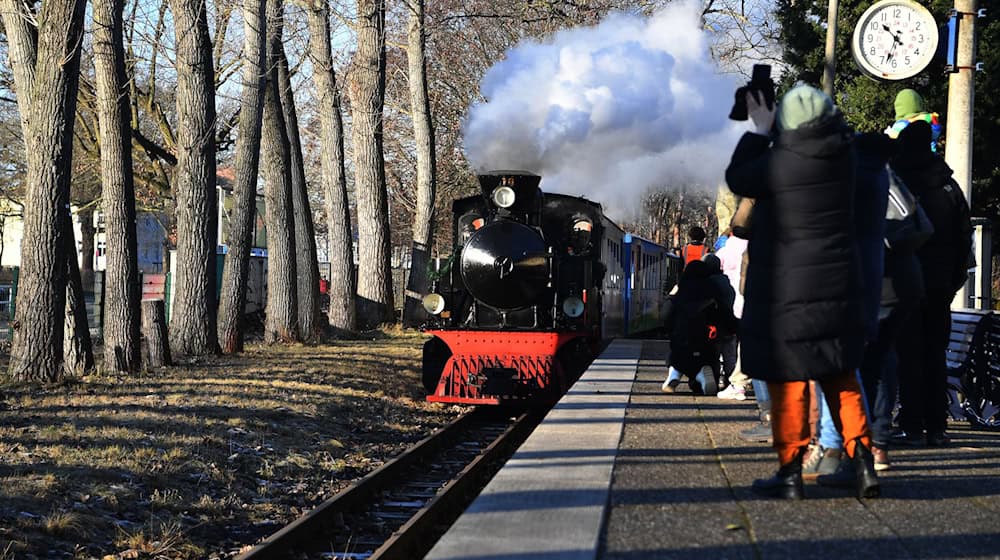 Die Parkeisenbahn war mit viel Dampf im Volkspark Wuhlheide unterwegs.  / Foto: Paul Zinken/dpa