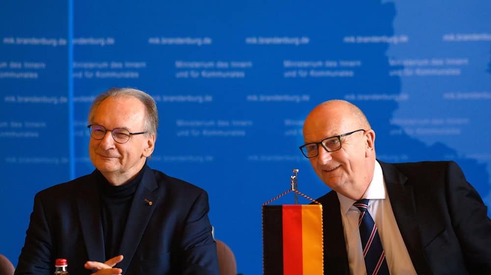 Die Ministerpräsidenten von Sachsen-Anhalt, Reiner Haseloff (CDU, links), Brandenburg, Dietmar Woidke (SPD, rechts) ziehen Bilanz zum Ausbau des Luftwaffenstützpunktes Holzdorf.  / Foto: Klaus-Dietmar Gabbert/dpa