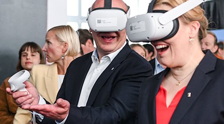 Der Regierende Bürgermeister Kai Wegner (CDU) und Wirtschaftssenatorin Franziska Giffey (SPD) versprühten bei der Standortbekanntgabe für das House of Games im Sommer Optimismus. Mit dem Start des Hauses dauert es aber noch einige Monate. (Archivbild) / Foto: Jens Kalaene/dpa