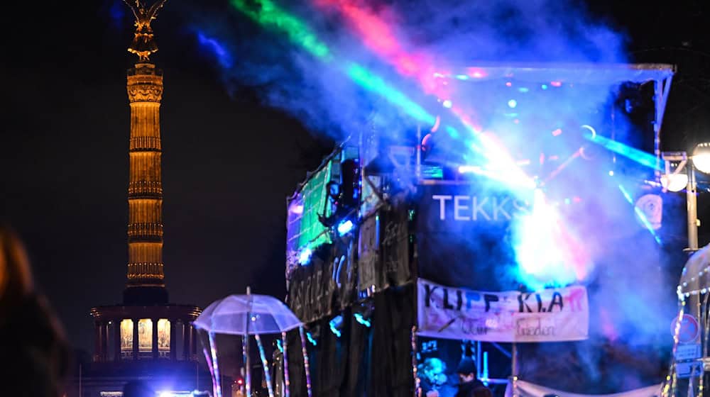Eine als Demonstration angemeldete Party findet am Silvesterabend in Berlin nahe der Siegessäule statt.  / Foto: Britta Pedersen/dpa