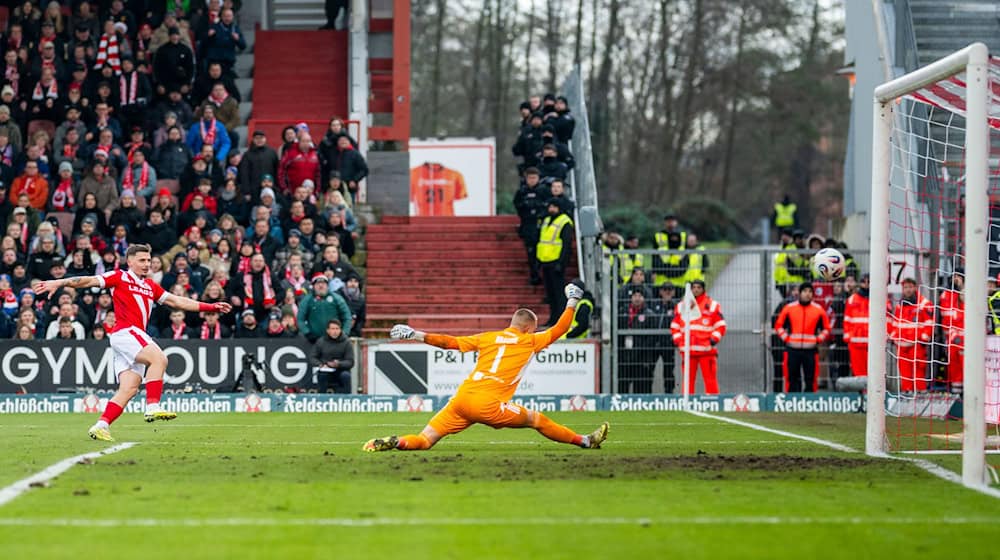 Erik Engelhardt (l) erzielt die Führung für Energie Cottbus / Foto: Julius Frick/dpa