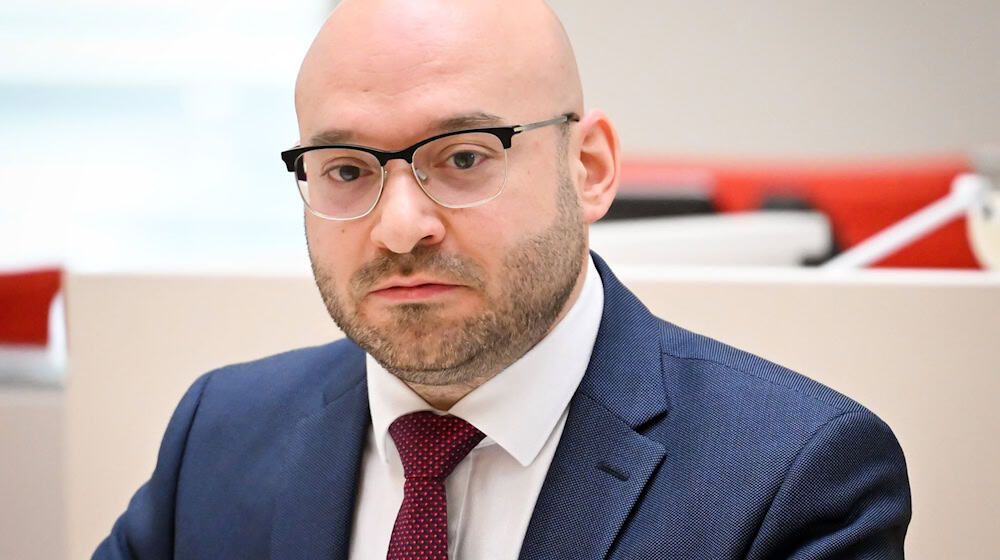 Bei Brandenburgs Innenminister René Wilke wird es 2026 festlich - er heiratet. (Archivbild)  / Foto: Soeren Stache/dpa