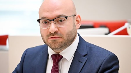 Bei Brandenburgs Innenminister René Wilke wird es 2026 festlich - er heiratet. (Archivbild)  / Foto: Soeren Stache/dpa