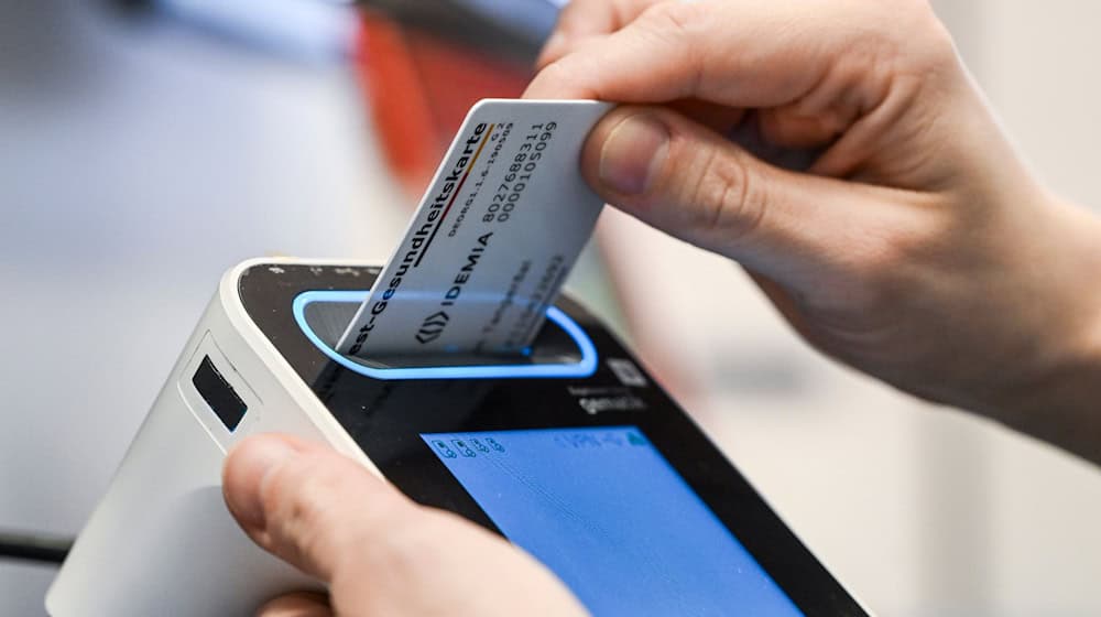 Aufgrund einer bundesweit verpflichtenden technischen Umstellung zum neuen Jahr kann es laut KV Berlin in Praxen zu längeren Wartezeiten kommen. (Archivbild) / Foto: Jens Kalaene/dpa/dpa-tmn