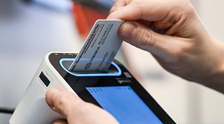 Aufgrund einer bundesweit verpflichtenden technischen Umstellung zum neuen Jahr kann es laut KV Berlin in Praxen zu längeren Wartezeiten kommen. (Archivbild) / Foto: Jens Kalaene/dpa/dpa-tmn