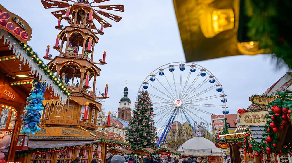 Auf dem Riesenrad beim Cottbuser Weihnachtsmarkt wird nach den Feiertagen am Samstag Job-Dating angeboten. (Archivbild) / Foto: Patrick Pleul/dpa