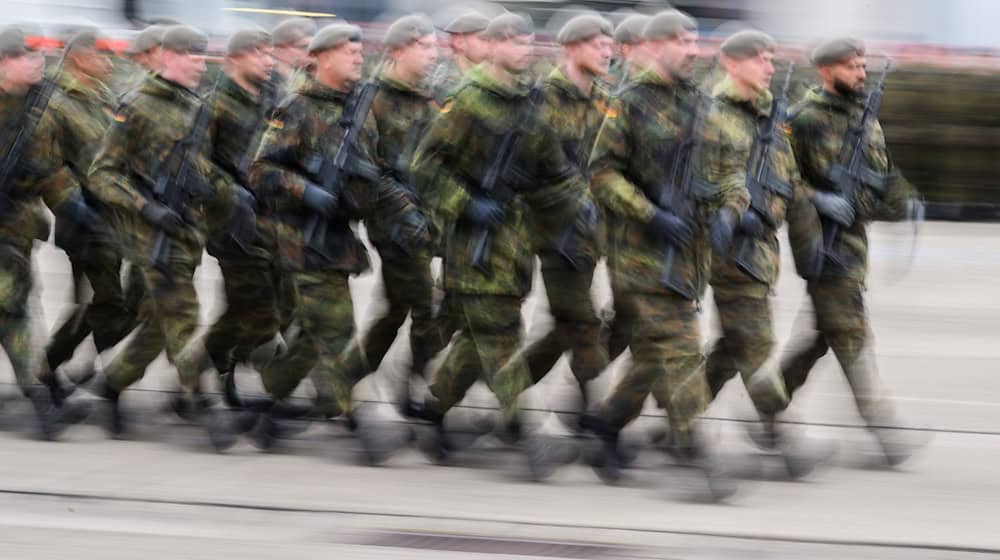 Junge Menschen wollen am 5. Dezember bundesweit gegen die neuen Wehrdienst-Pläne protestieren. (Symbolbild) / Foto: Julian Stratenschulte/dpa