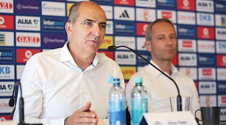 Alba-Sportdirektor Himar Ojeda (l.) lobt den Charakter seines Teams. (Archivbild) / Foto: Andreas Gora/dpa