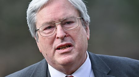 Er wurde auch «Mr. Tesla» genannt: Ex-Wirtschaftsminister Jörg Steinbach. Eine Beratertätigkeit bei einer Anwaltskanzlei wurde ihm wegen möglicher Interessenkonflikte untersagt. / Foto: Patrick Pleul/dpa