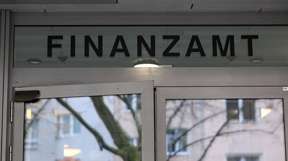 In Berlin gibt es rund zwei Dutzend Finanzämter. (Archivbild) / Foto: Jens Kalaene/dpa