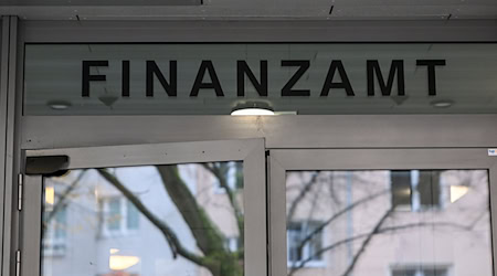 In Berlin gibt es rund zwei Dutzend Finanzämter. (Archivbild) / Foto: Jens Kalaene/dpa