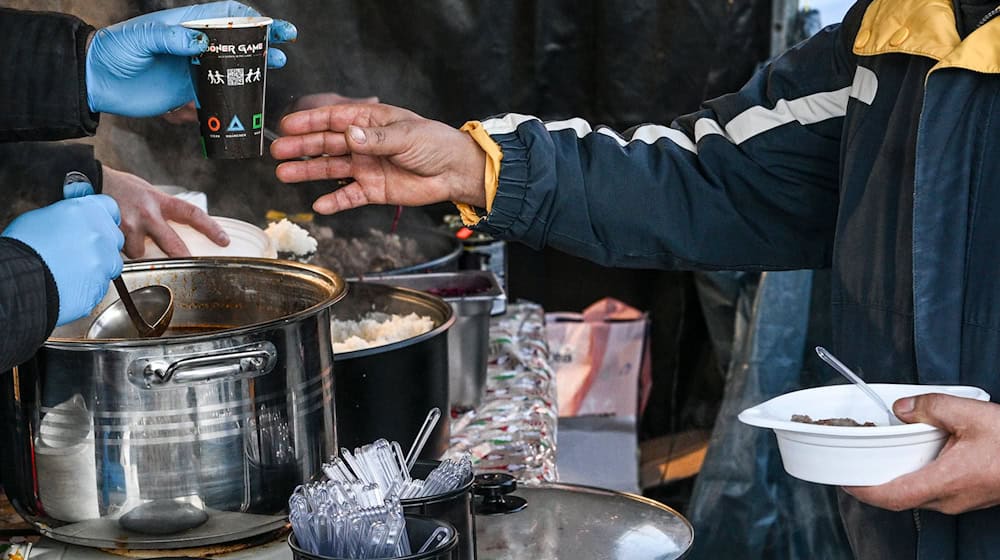 Vorbild Frank Zander: Am Leopoldplatz verteilten einige Imbisse kostenloses Essen.  / Foto: Jens Kalaene/dpa