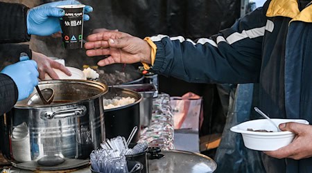 Vorbild Frank Zander: Am Leopoldplatz verteilten einige Imbisse kostenloses Essen.  / Foto: Jens Kalaene/dpa