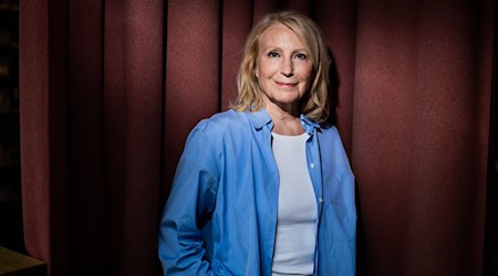 Schauspielerin Maren Kroymann verabschiedet sich von Rosa von Praunheim mit mahnenden Worte in den sozialen Medien. / Foto: Christoph Soeder/dpa