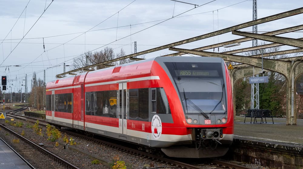 Fährt heute zum letzten Mal: Der sogenannte Kulturzug zwischen Berlin und Breslau. (Archivbild) / Foto: Soeren Stache/dpa