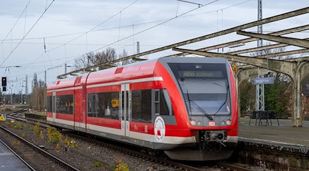 Fährt heute zum letzten Mal: Der sogenannte Kulturzug zwischen Berlin und Breslau. (Archivbild) / Foto: Soeren Stache/dpa
