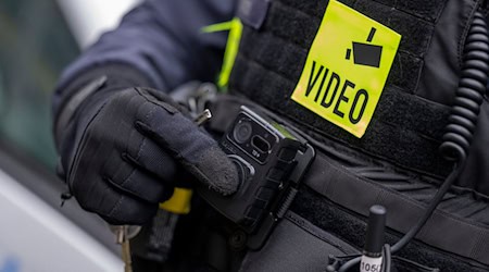 Berliner Polizei und Feuerwehr sollen heute flächendeckend mit Bodycams ausgestattet werden. (Archivbild)  / Foto: Monika Skolimowska/dpa