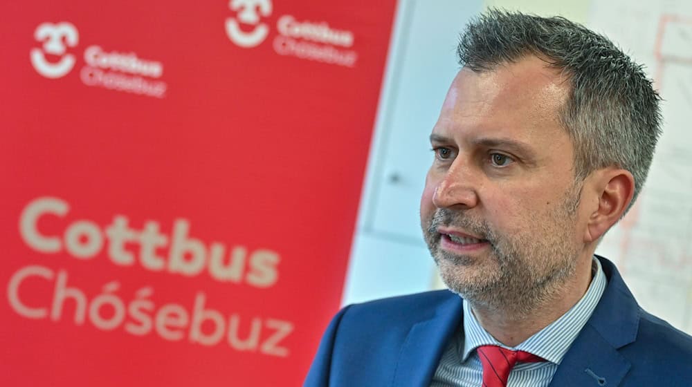 «Vorreiter in Europa zu sein, ist eine große Verpflichtung, denn wir fangen ja gerade erst an», sagte der Cottbuser Oberbürgermeister Tobias Schick. (Archivbild) / Foto: Patrick Pleul/dpa