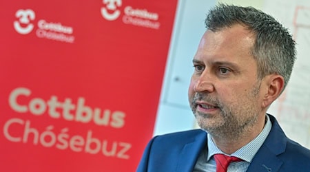 «Vorreiter in Europa zu sein, ist eine große Verpflichtung, denn wir fangen ja gerade erst an», sagte der Cottbuser Oberbürgermeister Tobias Schick. (Archivbild) / Foto: Patrick Pleul/dpa