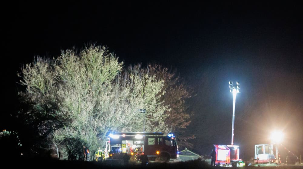 Die Feuerwehr war bis in die Nacht im Einsatz. / Foto: Carsten Koall/dpa