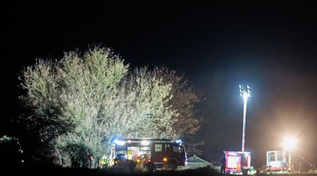 Die Feuerwehr war bis in die Nacht im Einsatz. / Foto: Carsten Koall/dpa