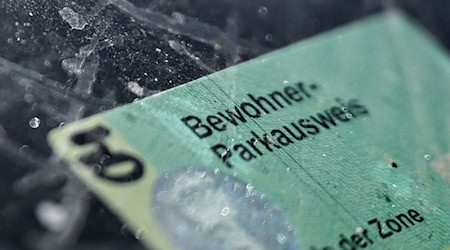 Soll deutlich teurer werden: Der Bewohner-Parkausweis in Berlin. / Foto: Britta Pedersen/dpa