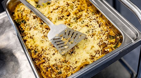 In Kantinen kann das Essen preiswert sein. (Symbolbild) / Foto: Axel Heimken/dpa