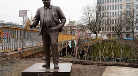 Um die vom Zentrum für Politische Schönheit  vor dem Konrad-Adenauer-Haus aufgestellten Statue von Walter Lübcke gibt es weiter Diskussionen.  / Foto: Markus Lenhardt/dpa