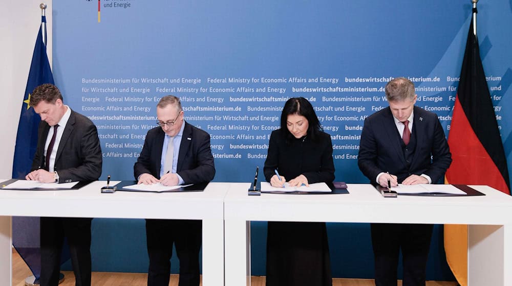 Ministerin Reiche und Leag-Vertreter unterzeichnen die öffentlich-rechtlichen Verträge zum vorzeitigen Ausstieg aus der Braunkohleverstromung. / Foto: Carsten Koall/dpa