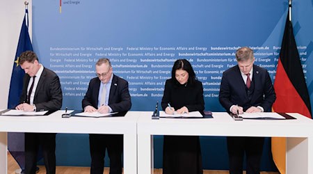 Ministerin Reiche und Leag-Vertreter unterzeichnen die öffentlich-rechtlichen Verträge zum vorzeitigen Ausstieg aus der Braunkohleverstromung. / Foto: Carsten Koall/dpa