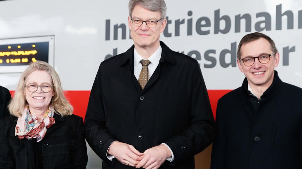 Bundesverkehrsminister Patrick Schnieder (CDU, Mitte) nahm heute an einer Sonderfahrt auf einem neuen Abschnitt der Dresdner Bahn teil. Mit dabei waren auch Berlins Verkehrssenatorin Ute Bonde (CDU) und der Chef der DB-InfraGo, Philipp Nagl.  / Foto: Carsten Koall/dpa