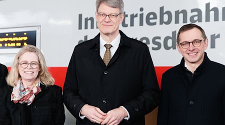 Bundesverkehrsminister Patrick Schnieder (CDU, Mitte) nahm heute an einer Sonderfahrt auf einem neuen Abschnitt der Dresdner Bahn teil. Mit dabei waren auch Berlins Verkehrssenatorin Ute Bonde (CDU) und der Chef der DB-InfraGo, Philipp Nagl.  / Foto: Carsten Koall/dpa