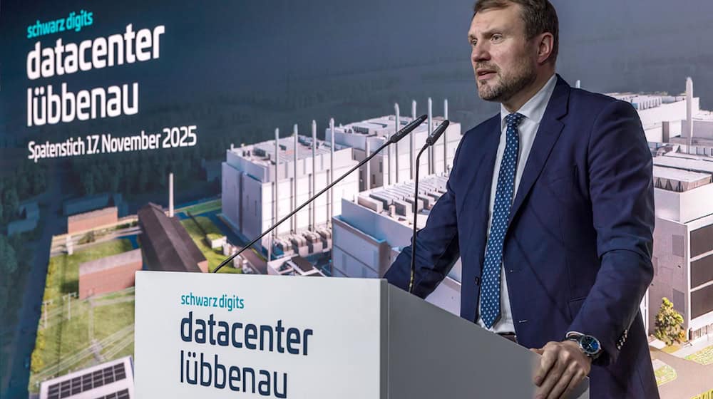 Brandenburgs Wirtschaftsminister Daniel Keller (SPD) zeigt sich trotz der Wirtschaftskrise zuversichtlich für das nächste Jahr (Archivbild). / Foto: Frank Hammerschmidt/dpa