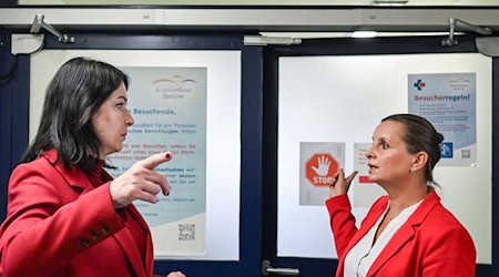 Brandenburgs Gesundheitsministerin Britta Müller (BSW) sieht eine angespannte Situation für die Krankenhäuser. (Archivbild) / Foto: Jens Kalaene/dpa