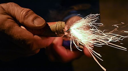 Beim Einkauf von Feuerwerkskörpern ist Vorsicht geboten. (Symbolbild) / Foto: Patrick Pleul/dpa-Zentralbild/dpa