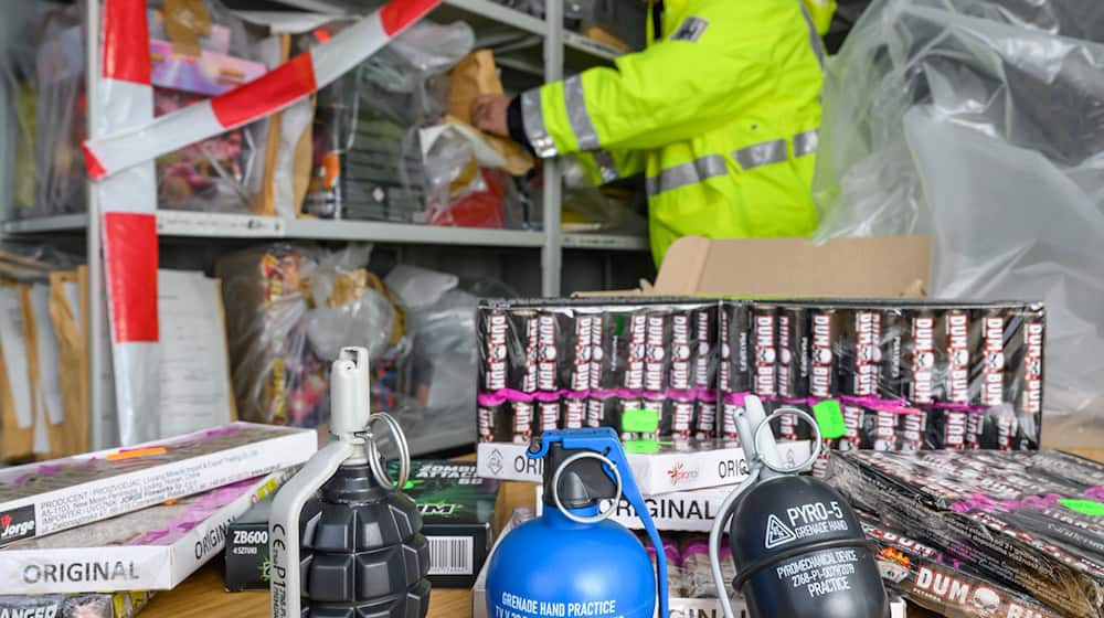 Illegales Feuerwerk kann schwere Verletzungen auslösen. Es gibt immer wieder Todesopfer. (Archivbild) / Foto: Patrick Pleul/dpa