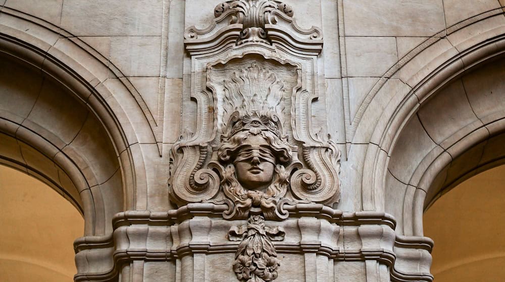 Nach einem Angriff mit einem Beil auf ihren schlafenden Ehemann steht eine 72-Jährige wegen versuchten Mordes vor Gericht. (Symbolbild) / Foto: Jens Kalaene/dpa