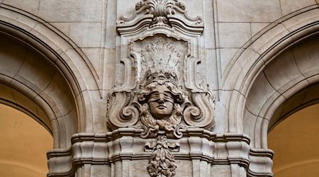 Nach einem Angriff mit einem Beil auf ihren schlafenden Ehemann steht eine 72-Jährige wegen versuchten Mordes vor Gericht. (Symbolbild) / Foto: Jens Kalaene/dpa